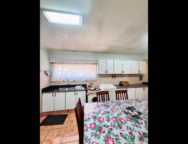 5 BEDROOM FREESTANDING FOR SALE IN DUVHA PARK